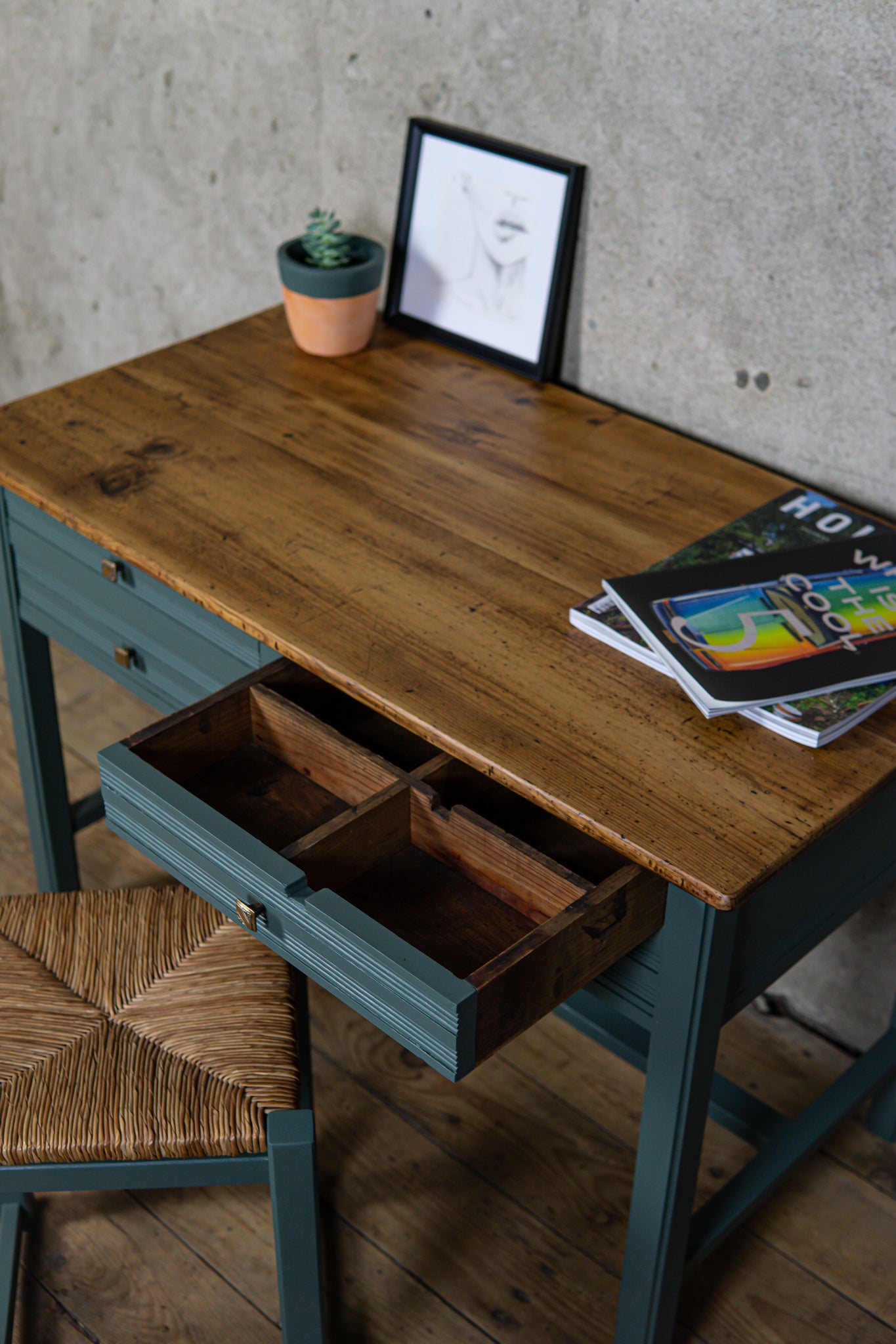 LE BUREAU ET SON TABOURET