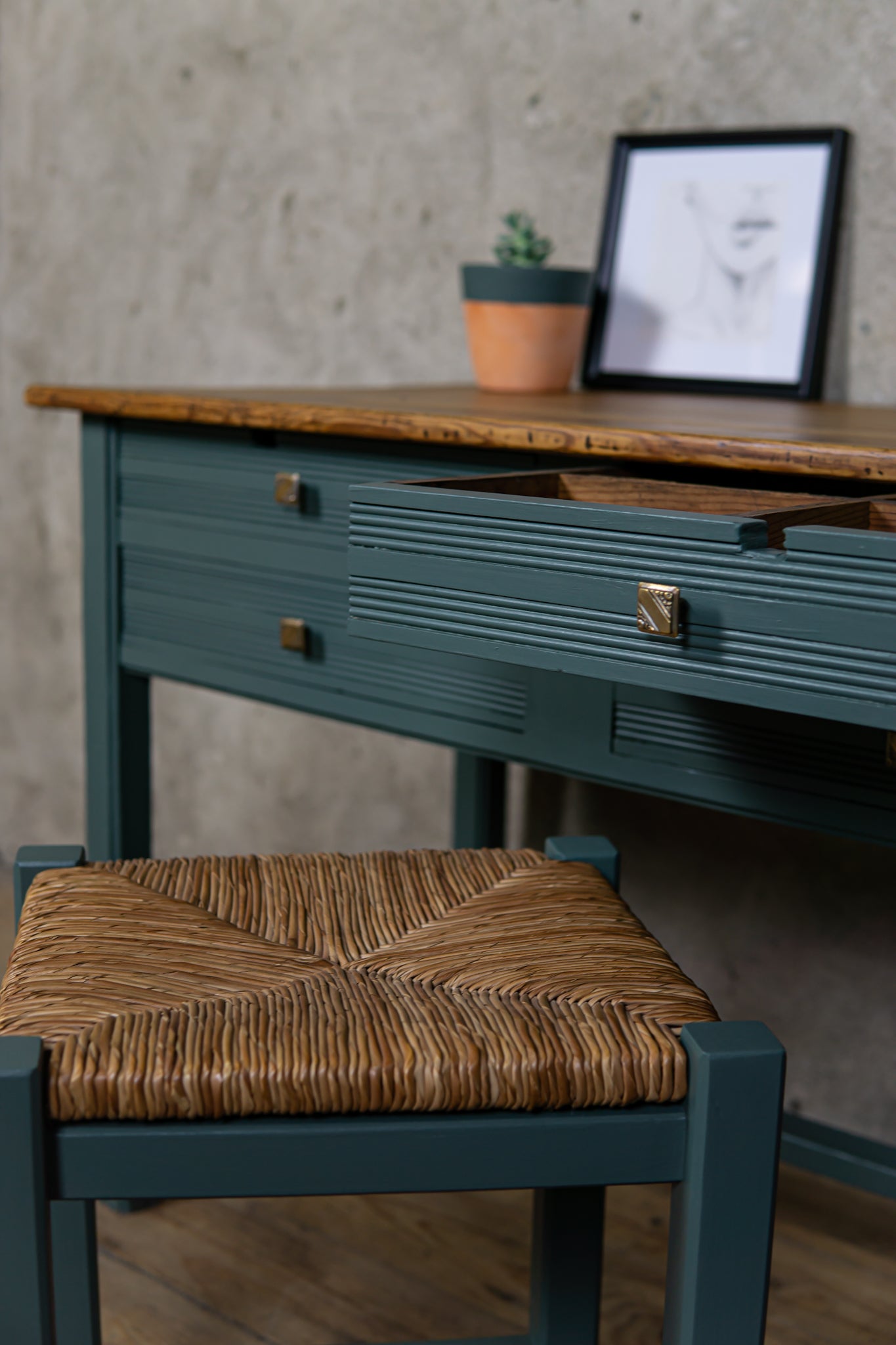 LE BUREAU ET SON TABOURET